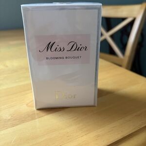 Miss Dior Blooming Bouquet Eau de Parfum - White & Soft Pink Box